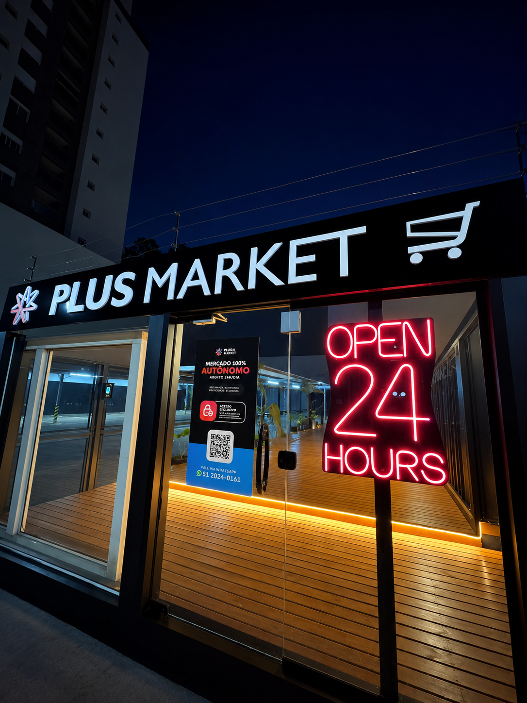 Plus Market — unidade à noite
